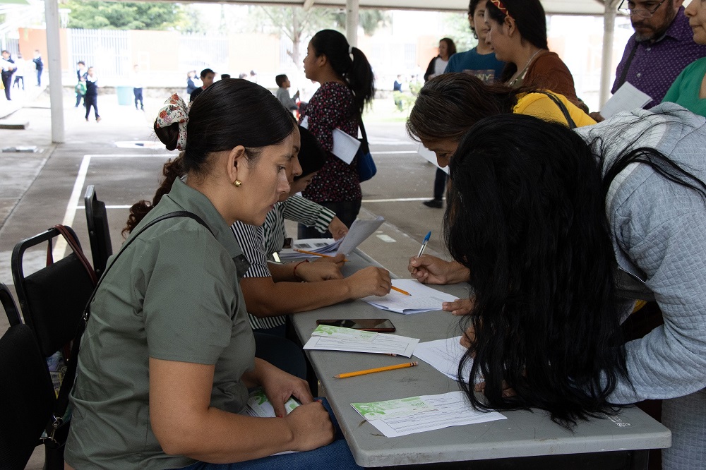 Guadalajara entrega vales de útiles escolares para niños y niñas - El  Occidental